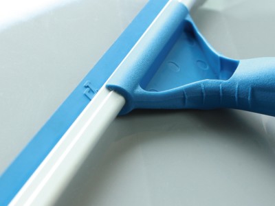 風雨過後，CT輕巧型玻璃刮幫你清理窗上的灰塵、水垢