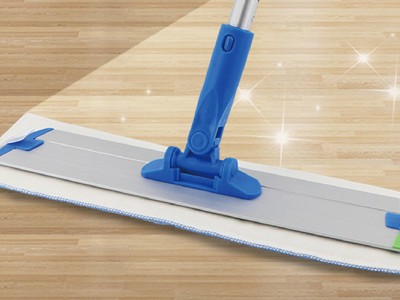 小孩總愛地上爬， 用乾濕兩用平推地拖，就可放心他們隨便玩