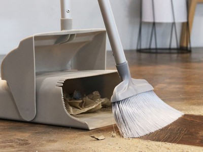 掃地時最怕有風，將掃好的垃圾吹散，後來果斷的換成這款垃圾鏟