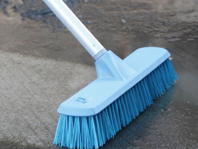 用CT 洗地刷刷一刷，馬上清潔乾淨。