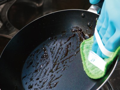 用了它，碗碟上的油漬清潔輕鬆多了