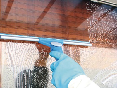 清潔玻璃門窗時，用調向玻璃刮頭，可以靈活清潔各種角位