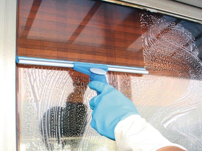 可以靈活清潔到各種邊⻆位的玻璃刮！