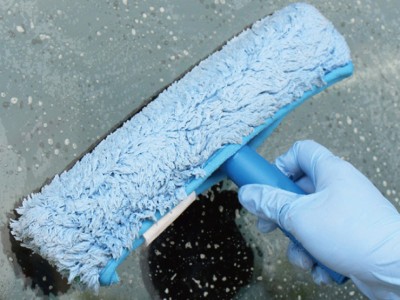 裝上長桿,就可輕鬆清理高處的玻璃 裝上長桿,就可輕鬆清理高處的玻璃